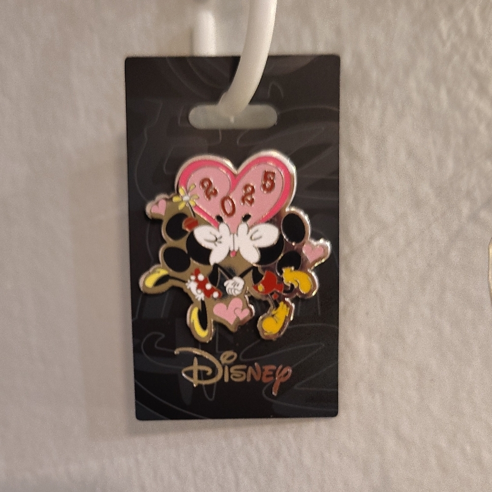 Disney Minnie Mouse Heart Pin